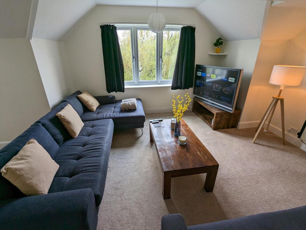 Large Apartment With Parking Guildford Luaran gambar