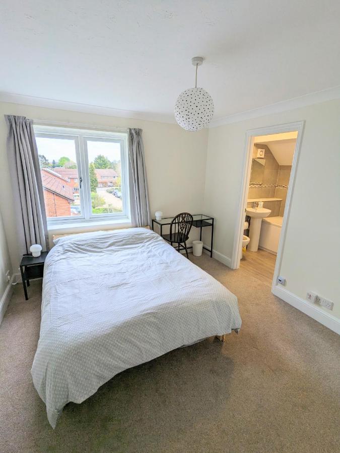 Large Apartment With Parking Guildford Luaran gambar